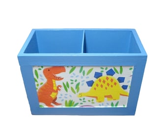 Caja de madera con dinosaurios