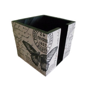 Peut inclure: Un couvre-boîte à mouchoirs carré, noir et blanc, avec un motif vintage représentant un papillon et un timbre qui indique "24 Avril 1837 (DANTE)".
