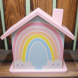 Spaarpot huis regenboog gepersonaliseerd 15 x 8 x 14,5 cm gemaakt van hout afbeelding 2