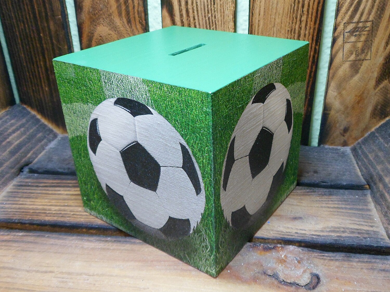 Hess Holz-Spardose Mit Fußball-Motiv & Gummischloss, Handgefertigt, 11,5x8,5x6,5 Cm – Perfektes Geschenk Für Kinder