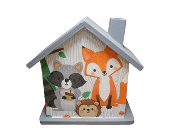 Spardose Haus mit Fuchs Waschbär personalisiert 15 x 8 x 14,5 cm