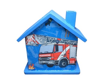 Spardose Haus mit Feuerwehr personalisiert 15 x 8 x 14,5 cm