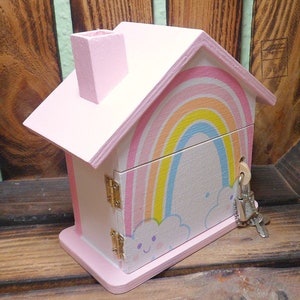 Spaarpot huis regenboog gepersonaliseerd 15 x 8 x 14,5 cm gemaakt van hout afbeelding 4