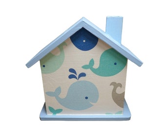 Spardose Haus mit Wal in blau personalisiert 15 x 8 x 14,5 cm