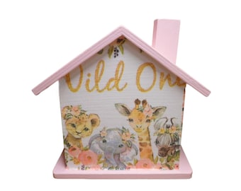 Spardose Haus mit Giraffe Elefant Löwe Zebra rosa personalisiert 15 x 8 x 14,5 cm