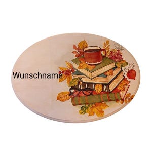 Könnte beinhalten: Ovales Holztablett mit einem bemalten Herbstmotiv. Das Kunstwerk zeigt einen Stapel Bücher, eine Kaffeetasse, eine Brille und Herbstlaub in Rot-, Orange- und Grüntönen. Der Text "Wunschname" ist auf dem Tablett aufgedruckt.
