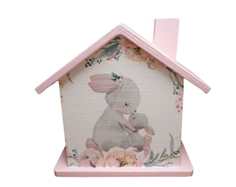 Tirelire maison avec lapin rose personnalisée 15 x 8 x 14,5 cm