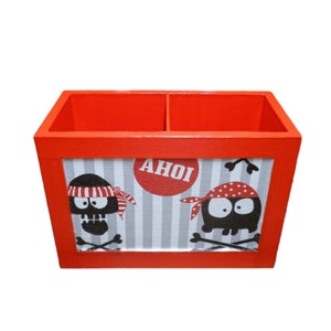 Caja de lápices de madera con calavera pirata.