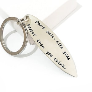 CADEAU SURFER - Porte-clés de planche de surf personnalisé - Porte-clés estampé à la main - Porte-clés fille surfeuse - Porte-clés garçon surfeur - Cadeau de remise des diplômes - pour homme