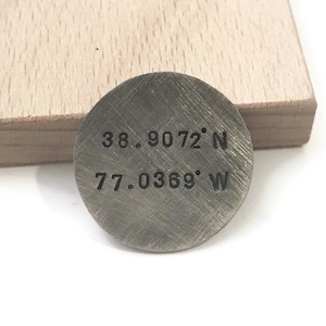 Coordenadas personalizadas Token de bolso personalizado masculino, inserção de carteira de moeda gravada, presente para noivo, presente de casamento, presente de marido, presentes para homens