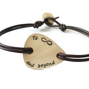 To Infinity And Beyond Pulseira masculina de palheta de guitarra personalizada, pulseira de palheta de latão para homens, pulseira de couro personalizada, para ele, presentes para homens