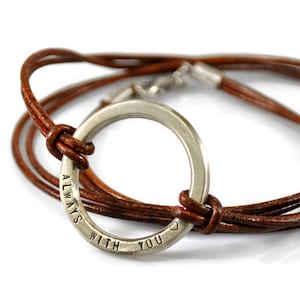 Pulseira de couro personalizada. Pulseira Karma. Pulseira Círculo Aberto. Pulseira envolvente. Pulseira Gravada. Pulseira masculina. Presente de aniversário para ele