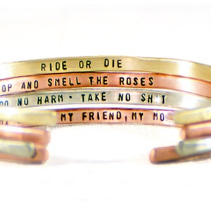 Pulsera de puño personalizada. Pulsera de mujer. Regalo motivacional. Joyería Mantra Positiva. No hacer daño. Regalo de cumpleaños para ella. Pulsera apilable