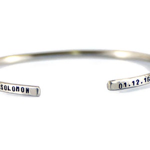 Pulsera de manguito personalizada. Pulsera apilada. Para mamá. Pulsera personalizada. Regalo para ella. Regalo del Día de las Madres. Nombre Fecha Pulsera. Pulsera Skinny