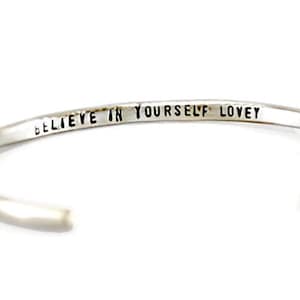 Acredite em você mesmo, pulseira de punho, punho personalizado, pulseiras inspiradoras, pulseira mantra estampada à mão, presente de aniversário para mulheres