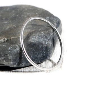 Sterling Silber Ring. Dünner Silberring. Schlichtes silberfarbenes Band für Damen. Minimalistischer Schmuck. Zarter Ring. Stapelbarer Ring. Gehämmerter Skinny Ring