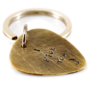 I Pick You Gitarren Pick Schlüsselanhänger, Gitarren Pick Geschenk, Valentinstag Geschenk, Jahrestag Herren Geschenk, Messing Gitarren Pick, Geschenk für Männer