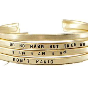 Pulseira de punho personalizada. Pulseira feminina. Presente motivacional. Joias de mantra positivo. Não faça mal. Presente de aniversário para ela. Presente de namorada