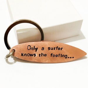 PORTE-CLÉS DE PLANCHE DE SURF - Porte-clés de planche de surf estampillé à la main - Seul un surfeur connaît le sentiment - Porte-clés personnalisé pour petit ami - cadeau pour homme