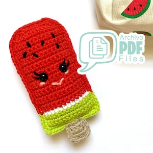 Op de afbeelding: Een gehaakte watermeloen-ijsje met een schattig gezicht. Het ijsje is rood met groene en witte strepen en een bruine stok. De afbeelding bevat de tekst "Archivo PDF Files".