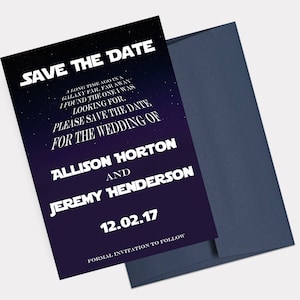 Puede incluir: Tarjeta de guardar la fecha con un fondo de noche estrellada. El texto "Save the Date" está en negrita en blanco. El texto "A long time ago in a galaxy far, far away I found the one I was looking for. Please save the date for the wedding of Allison Horton and Jeremy Henderson 12.02.17 Formal invitation to follow" también está en blanco.