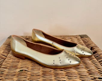 1980’s Gold Leather Pointed Toe Flats Grommets sz 6 1/2