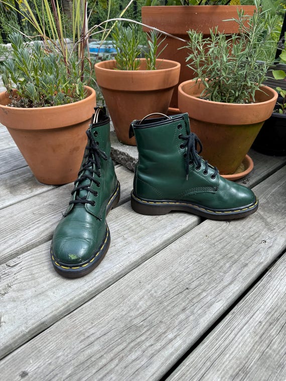 Green rubber boots with yellow laces deals