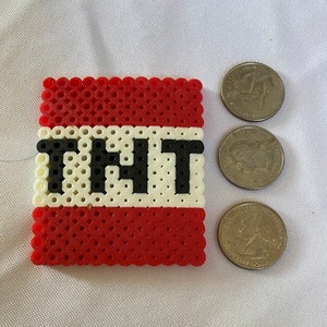 Op de afbeelding: Een vierkant kralenontwerp in rood en wit met het woord "THT" in zwarte kralen.