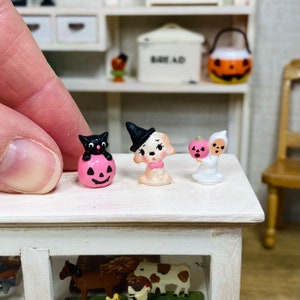1:12 poppenhuis miniatuur roze hondenheks, kat in pompoen of spook met een pompoen Halloween-decoratie
