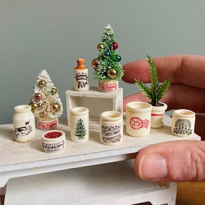 Puppenhaus Miniatur Weihnachten Topf, Küche Mini Essen Dekor, Baum, Kranz, Eierlikör, Maßstab 1:12, Vintage französisches Glas, englische Keramik