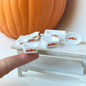 1:12 Pompoenbraadpanschotel of schotel voor poppenhuisminiatuurkeuken, ovenschotels, herfstdecor, Halloween of Thanksgiving