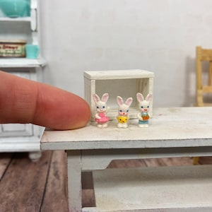 Puppenhaus Miniatur Hasen Familie Figuren, Ostern oder Frühling Spielzeug für Osternest 1:12