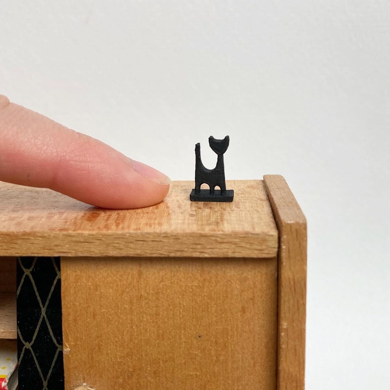 Dockhusminiatyr fågel- eller kattdekor, dockhustillbehör i mitten av århundradet bild 3