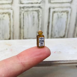 Bottiglia di medicina vintage con estratto di cannabis in miniatura per casa delle bambole, finta cannabis in miniatura, pozione, accessorio da bagno per bambole, decorazione in scala 1:12