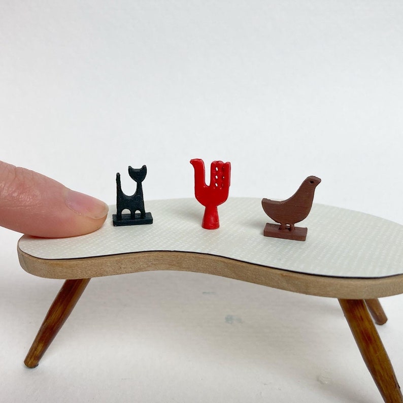 Dockhusminiatyr fågel- eller kattdekor, dockhustillbehör i mitten av århundradet bild 1