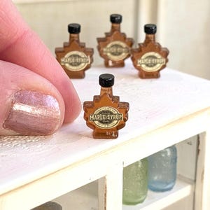 Dollhouse Miniature Maple Syrup bottle, leaf shaped jar kitchen mini food accessory doll decor, 1:12 scale