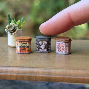 1:12 Lata de especias para café con calabaza, chocolate caliente o pan de jengibre, comida navideña en miniatura para casa de muñecas, vintage o antigua