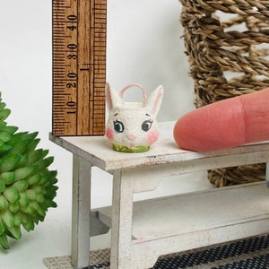 Puppenhaus Miniatur Korb in Hasenform Ostern oder Frühling Dekoration 1:12