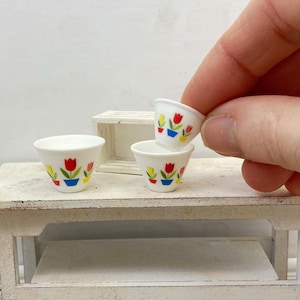 1:12 Tulip mixing bowl set, Mini Dollhouse Miniature vintage style Kitchen nesting bowls image 1