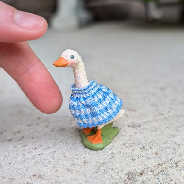 1:12 Dollhouse Miniature Goose figure mini accessory, Porch or lawn decor