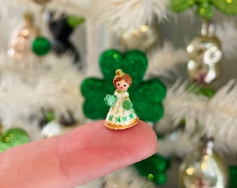 Figura de niña en miniatura para casa de muñecas del Día de San Patricio con trébol, escala 1:12.