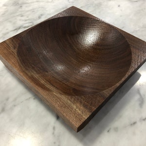 Nussbaum Holzschale mit einem Twist - &quot;Kunst mit einem Zweck&quot;