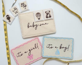 Souvenir personnalisé révélateur de genre | Enveloppe en feutre faite main et faire-part de bébé surprise