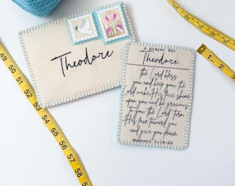 Souvenir de baptême personnalisé | Cadeau personnalisé prière ou écriture sainte, enveloppe en feutre fait main et carte de bénédiction