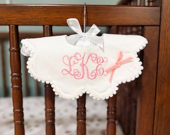Bavoir bébé festonné personnalisé, monogramme brodé, cadeau souvenir héritage