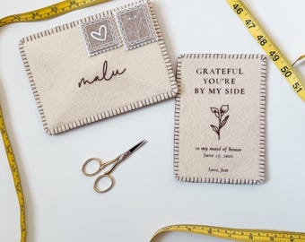 Cadeau de demoiselle d'honneur personnalisé | Enveloppe souvenir en feutre avec mot personnalisé