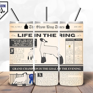 Może przedstawiać: Biały kubek z wzorem gazety z tekstem "Life in the Ring" i czarno-białą ilustracją owcy. Kubek jest świetnym prezentem dla miłośników zwierząt i tych, którzy lubią ring.