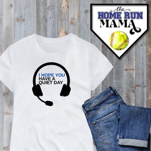 Puede incluir: Camiseta blanca con un gráfico negro de auriculares y el texto "Espero que tengas un día tranquilo".