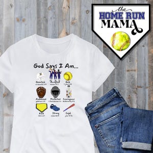 Pode incluir: Camiseta branca com o texto "Deus diz que eu sou..." e imagens de equipamento de softball, incluindo uma bola de softball, uma luva, um capacete, chuteiras e um taco. Cada imagem é emparelhada com uma palavra e um versículo bíblico. As palavras são: Bonita, Aceita, Audaciosa, Redimida, Protegida, Corajosa, Amable, Forte e Leal.