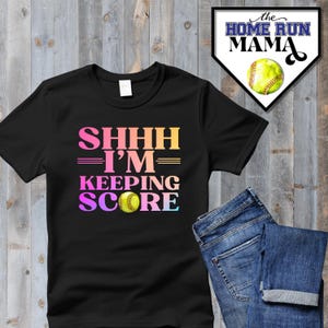 Sst, ik hou de score bij | Softbalontwerp | Softbalcoach | Softbalscorekeeper | PNG | Softbalscorer | Gamechanger softbal | Mam